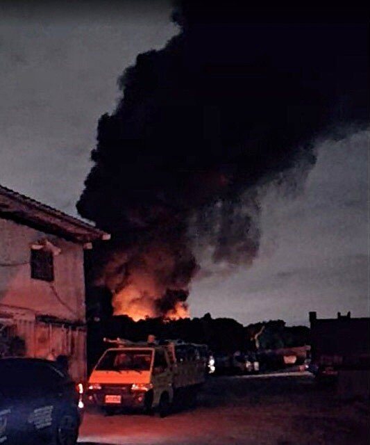 台北市社子島一處廠房昨夜傳出火警，警消到場見廠房全面燃燒、不斷冒出濃煙，立即布水線撲救。圖／讀者提供