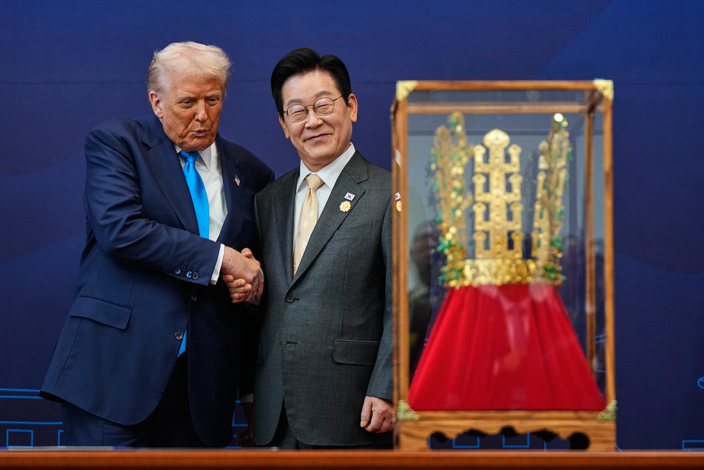 当地时间2025年10月29日，韩国庆州，美国总统特朗普在庆州国立博物馆举行的授勋仪式上，接受韩国总统李在明赠予的金冠和韩国最高荣誉“无穷花大勋章”。