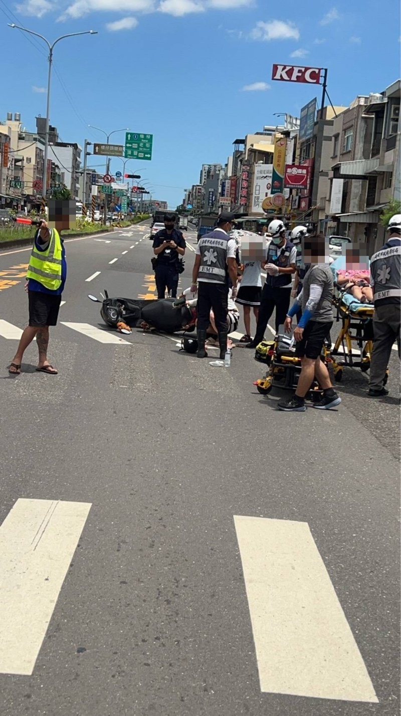 高市茶商75歲成姓老翁昨午騎機車送茶葉給客戶在橋頭區路口疑闖紅燈，和江姓女子附載3幼女的機車相撞，成男傷重不治。記者石秀華／翻攝